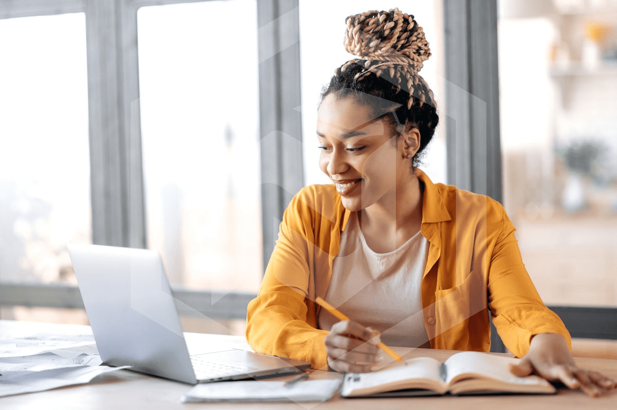 jeune étudiante apprentissage à la maison